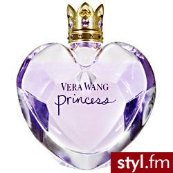 Vera Wang Princes. Rozkoszny zapach stworzony dla młodej, niezależnej i figlarnej kobiety, która traktuje życie jak przygodę...Zapach dla nieobliczalnej i lekko rozkapryszonej kobiety, która może być księżniczką... Nuty zapachowe: lilia wodna, jabłko, bez - Gadżety Inne Moda