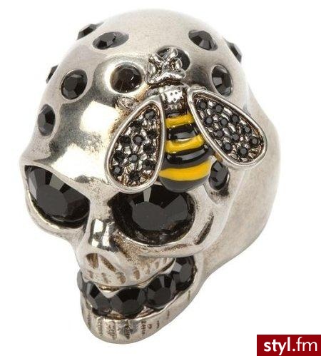 Pierścionki Alexander McQueen. Pierścionki Alexander McQueen. Pierścionki można kupić w butiku internetowym Alexandra McQueena. Kosztują od 280 - 550 dolarów. - Pozostałe Dodatki Moda