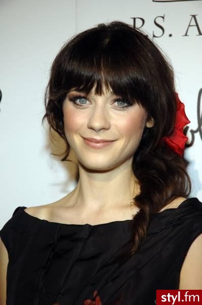 zoey deschanel - Brązowe Upięcie Kręcone z grzywką Fryzury gwiazd Średnie Fryzury