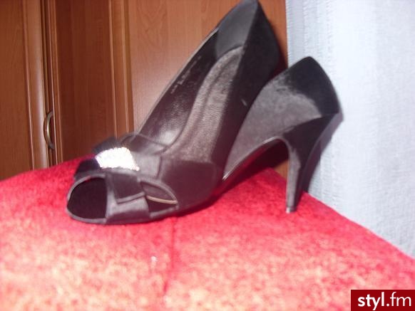 Obcas 9 cm tylko tak jakiś tu słabo go widać :) - Pozostałe Buty Moda