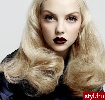 Blond Rozpuszczone Kręcone Wieczorowe Średnie Fryzury