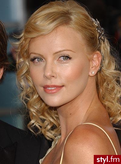 Charlize Theron - Kręcone Na co dzień Średnie Fryzury