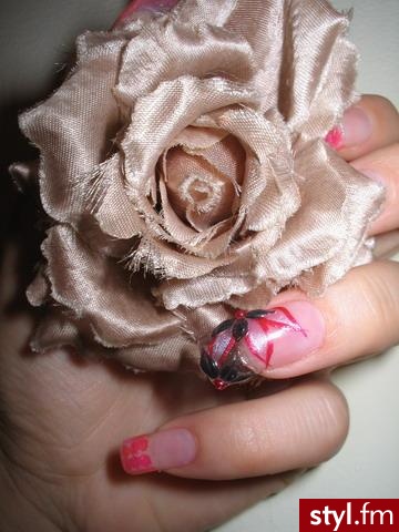 Autor: Minia Przeźroczysty na formie z czarnym kwiatem.. Autor: <b>Minia</b><br /> - Paznokcie