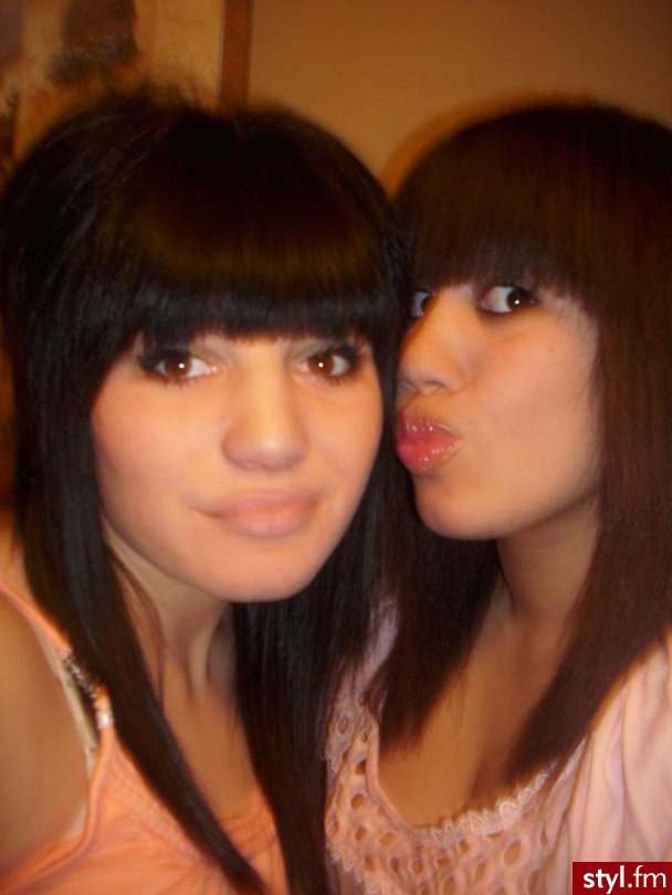 With sister :) - Średnie Fryzury