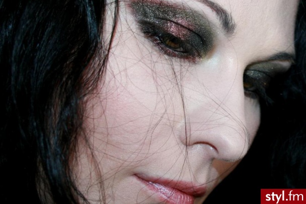 Jesienne trendy zadowolą każdą kobietę, mamy brązy, nude, mocny kolor albo smoky eye. Zależnie od urody wybieramy to, co do nas pasuje. Ja lubię mocne akcenty na oku więc wybrałam smoky, Cavalli trafił w mój gust w 100%. - Makijaże