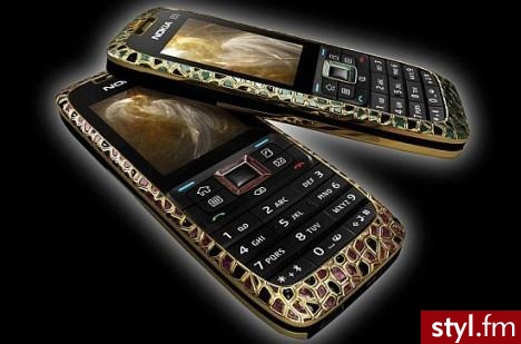 Nokia E51 \'Terrazzo\' cena 45.000$ zaprojektowana przez Petera Aloissona, który użył do tego 18 karatowego złota, ametysty, cytryny i turmaliny. - Gadżety Inne Moda