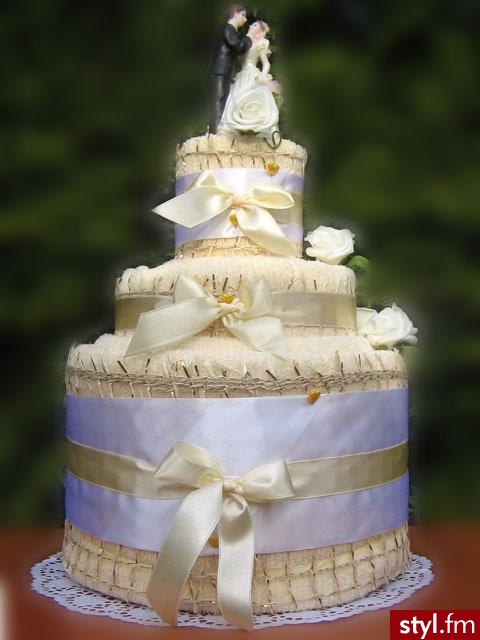 Niezwykły tort, wykonany z 5 ręczników kąpielowych wysokiej jakości o wymiarze 70x140 cm, w kolorze kremowym.
Ozdobiony białymi różami, taśmami i figurką z Młodą Parą. Cena: 198 zł / zauważyłam, że ktoś z nudów polubił dawać mi same oceny jeden. jeśli ma - Misz-masz