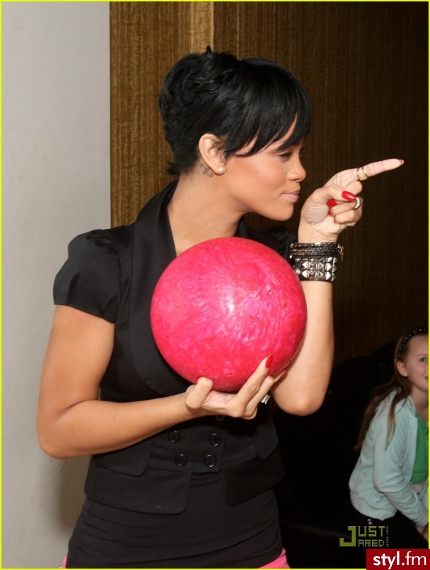 Rihanna  & bowling - Moda uliczna Inne Moda