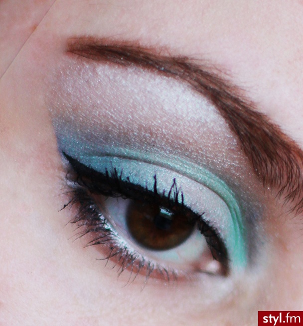 Brwi w opłakanym stanie. 
Makijaż: Paletka Sleek Bad girl | Paleta W7 | Eyeliner WIBO | Kredka AVON glimmerstick - Dzienne Makijaże