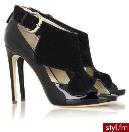 Buty Rupert Sanderson są ciekawym połączeniem wycinanek, zamszu i lakierowanej skóry.
Można je kupić w internetowym sklepie Net-a-Porter. Kosztują 975 dolarów. ;] - Pozostałe Buty Moda
