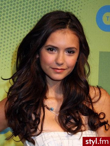 Nina Dobrev - Kręcone Na co dzień Średnie Fryzury