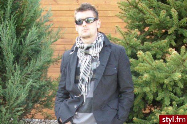 to ja. taka tam sobie mini amatorska sesja z tym zdjęciem byłem w finale konkursu INTERII.PL na Chłopaka i Dziewczynę lata 2009 i zająłem tam 5 miejsce na 80 chłopaków uważam to za wielki sukces bo jestem strasznie krytyczny co do swego wyglądu - Średnie Męskie Fryzury