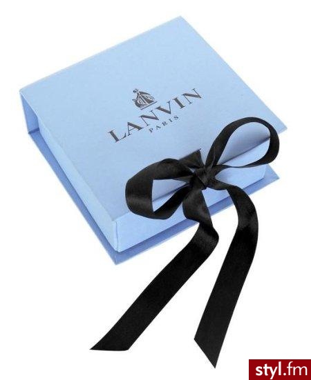 Klipsy Lanvin. Klipsy Lanvin
Można je kupić w internetowym sklepie Net-A-Porter. Kosztują ok. 626 euro. Niestety na razie są niedostępne i trzeba czekać na nową dostawę, ponieważ od razu po pojawieniu się w sklepie zostały wykupione. - Pozostałe Dodatki Moda