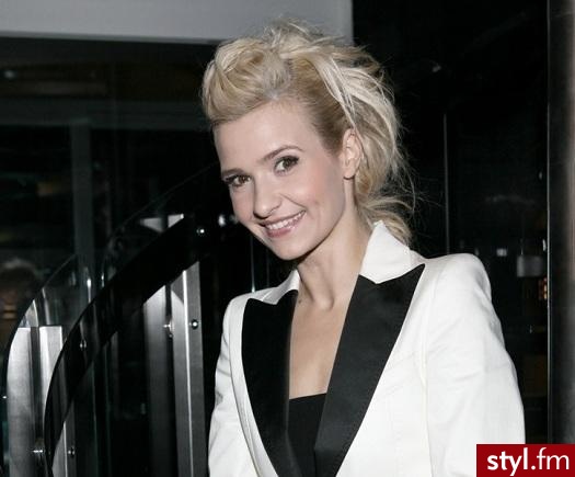 Blond Upięcie Proste Wieczorowe Średnie Fryzury