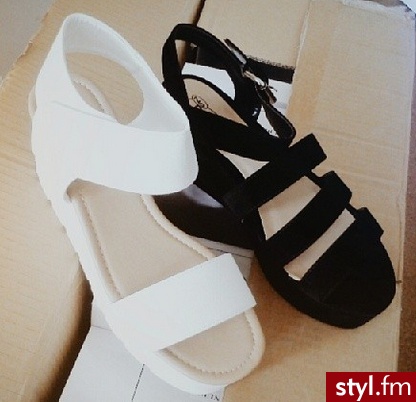 Wygodne sandałki w klasycznej bieli i czerni :) - Sandały Buty Moda