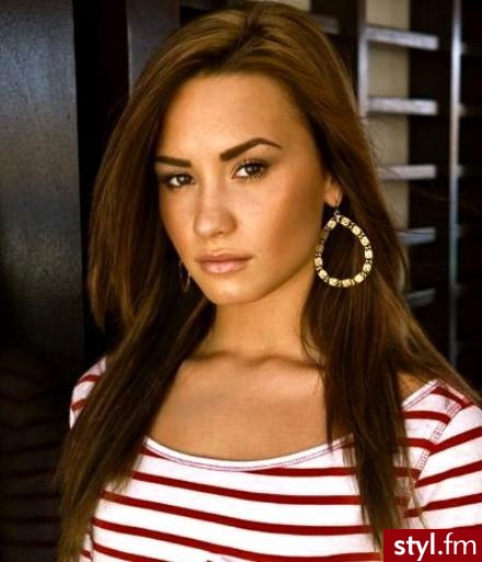 Demi ;) - Średnie Fryzury