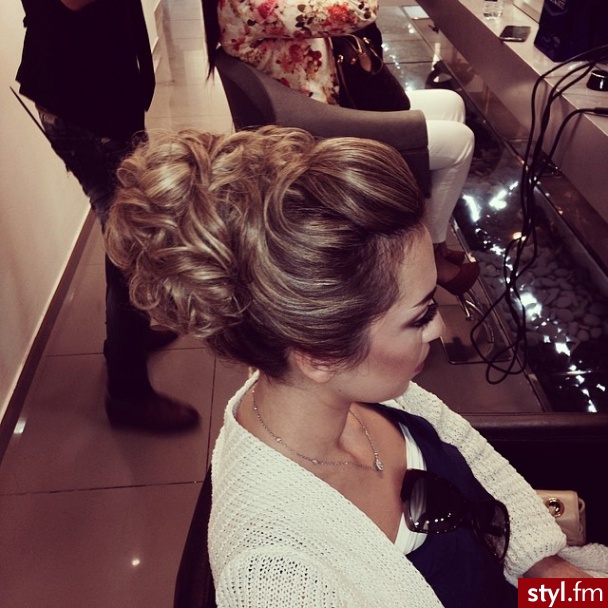Blond Upięcie Kręcone Wieczorowe Średnie Fryzury