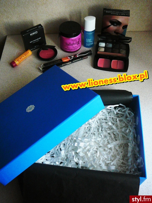 Niebieskie pudełko GlossyBox, więcej informacji o nim jak i o tych kosmetykach znajdziecie w FILMIKU: http://www.youtube.com/watch?v=CfbqKjjGU_U jak i w NOTCE NA BLOGU: http://lioness.blox.pl/2013/11/Niebieskie-Pudelko-GLOSSYBOX.html - Kosmetyki