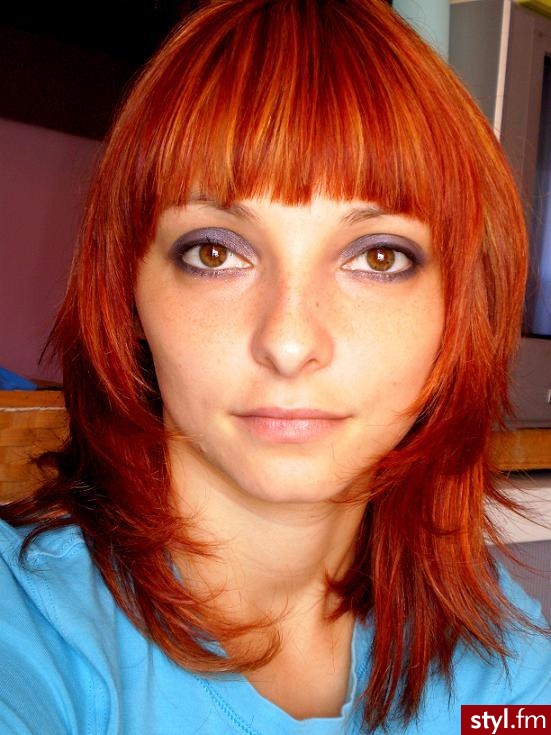 siostra. siostra często zmienia fryzury - Średnie Fryzury