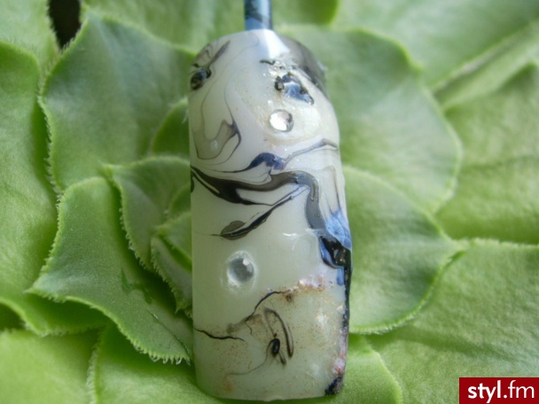 A jak się wam to podoba?Wykonane tą samą techniką water marbling tylko duuuuużo delikatniejsze.Użyłam lakieru pastelowy róż,czarny,niebieski i złoty + dwie cyrkonie - Paznokcie