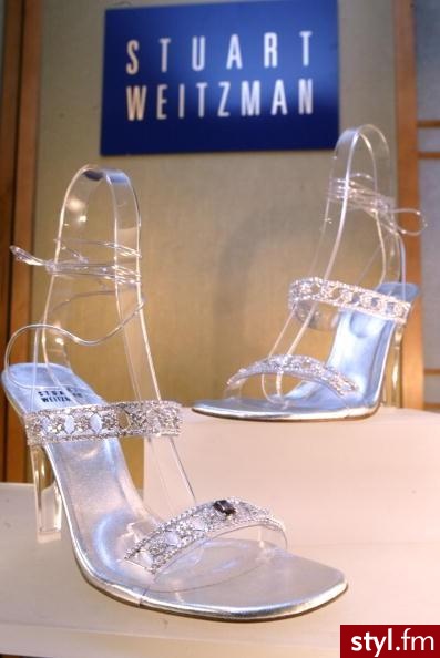 Cinderella Slippers. Do wykonania bucików użyto platynowych nici, najwyższej jakości włoskiej skóry, 565 diamentów(55 karatów) oraz jednego pięciokaratowego czerwonego klejnotu. Cena 2 mln dolarów (ok. 6 000 000 zł). - Pozostałe Buty Moda