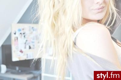 Blond Rozpuszczone Kręcone z grzywką Wieczorowe Średnie Fryzury