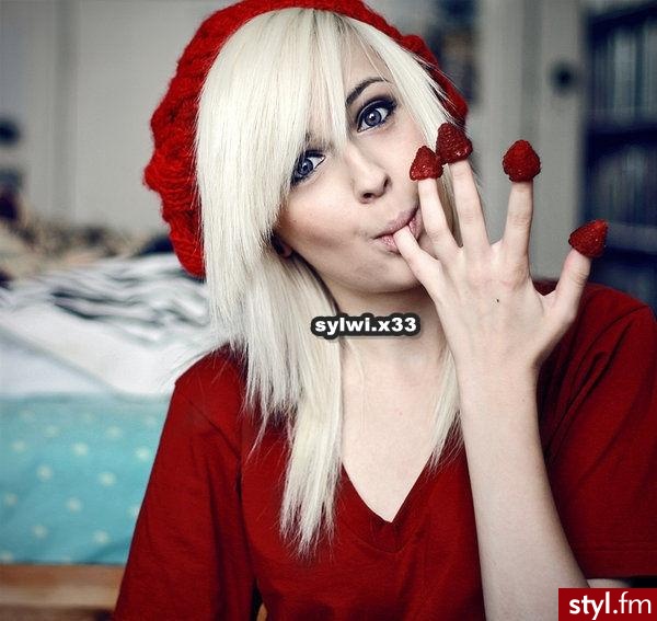 jemy. ;D. ładne jasne i proste włosy. ;) - Średnie Fryzury