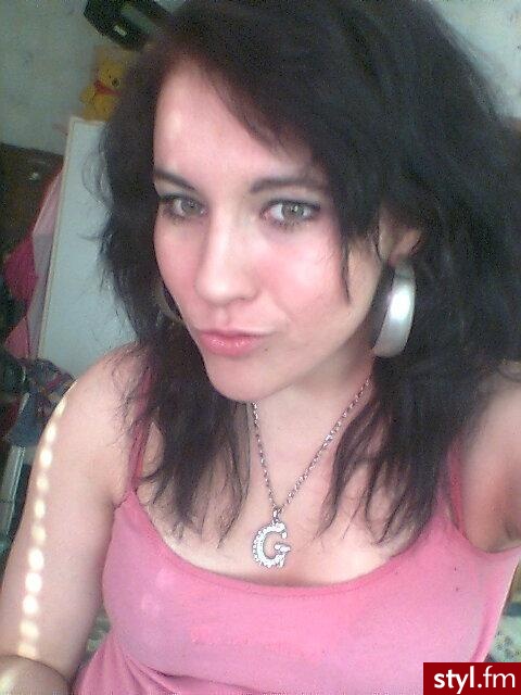 w lekko more i 'roztrzepane' włosy wklepac piankę modelującą unoszącą u nasady, wysuszyć głowa w dół, grzywke dac na bok. spryskać lakierem. - Długie Fryzury