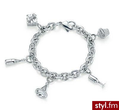 Bransoletka od Tiffany'iego dla imprezowiczek; składa się ze ślicznych charmsów w kształcie lampki szampana, babeczki czy prezentu. Cena: $550 - Pozostałe Dodatki Moda