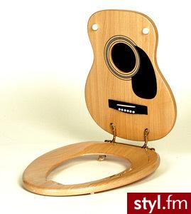Prawdziwy miłośnik gitary czy fortepianu jest nim nie tylko przy instrumencie, ale zawsze i wszędzie - nawet w toalecie. Tego typu deski można kupić na stronie Jammin’ Johns za 99-149$ (242-364 zł). Muszla klozetowa przyozdobiona takim sprzętem, z pewnośc - Gadżety Inne Moda
