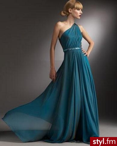 Asymetria raz jeszcze, tym razem w wersji eleganckiej sukni projektu Carmen Marc Valvo. Cena: $940 - Pozostałe Ciuchy Moda