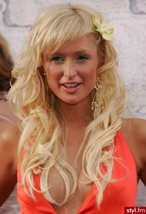 Paris Hilton - Kręcone Na co dzień Średnie Fryzury