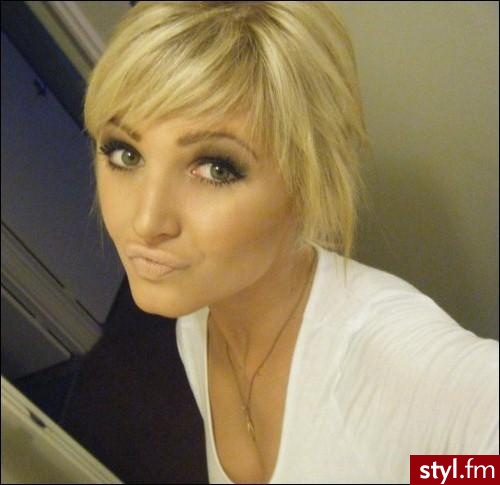 o - Średnie Fryzury