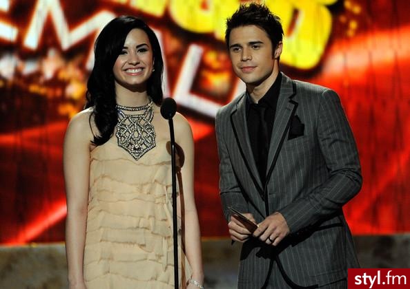 Demi Lovato - 2009 American Music Awards - Arrivals - Moda uliczna Inne Moda