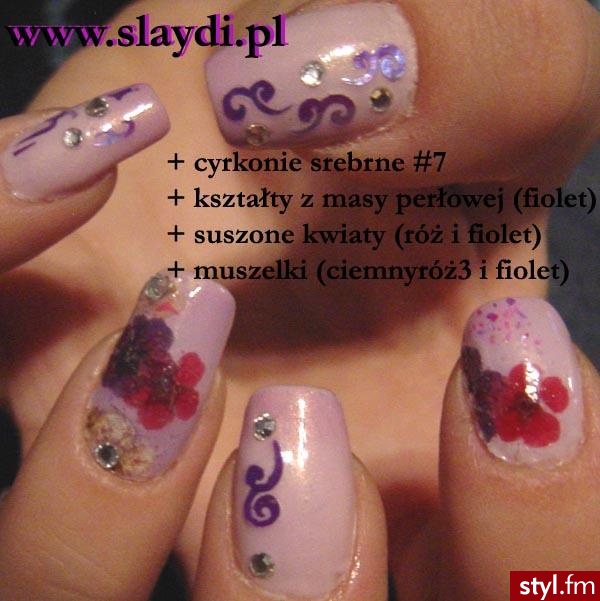 cyrkonie, masa perłowa, susz. kwiatki czyli to co tygryski lubią najbardziej :). po 4 czy 5 dniach :) - Paznokcie