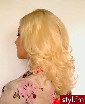 Blond Rozpuszczone Kręcone Wieczorowe Średnie Fryzury