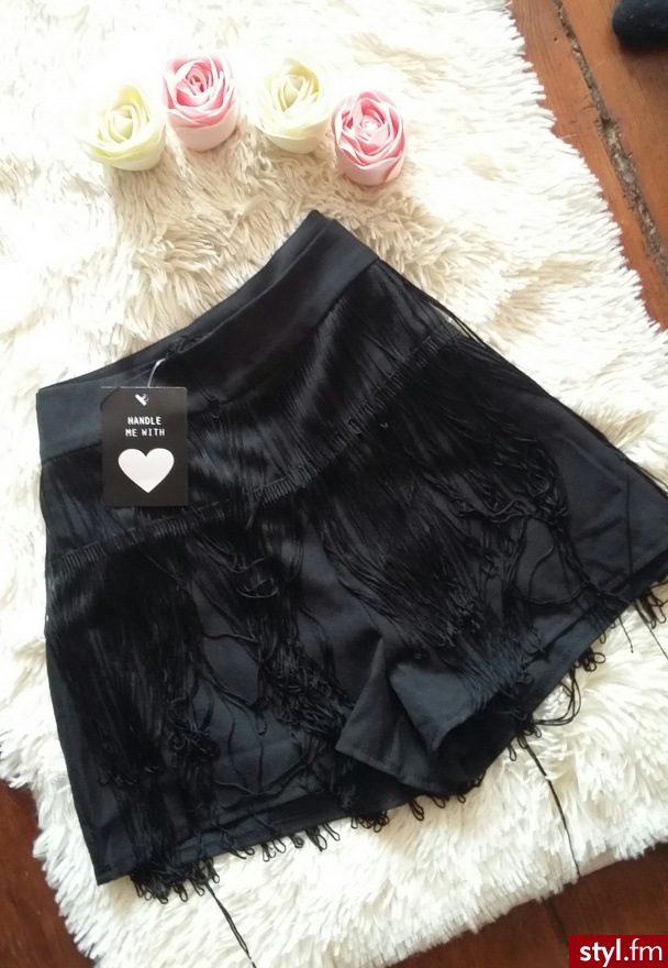 http://www.vinted.pl/damska-odziez/szorty-z-wysokim-stanem/24123803-spodenki-czarne-fredzle-missguided-s-wysoki-stan-szorty - Szorty Spodnie Moda
