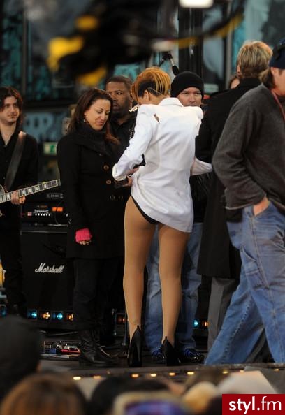 Rihanna- Performs on \'Good Morning America\' - Moda uliczna Inne Moda