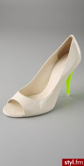 jasne buciki z otwartym palcem i neonowym obcasem od Tapeet - 525$ - Pozostałe Buty Moda