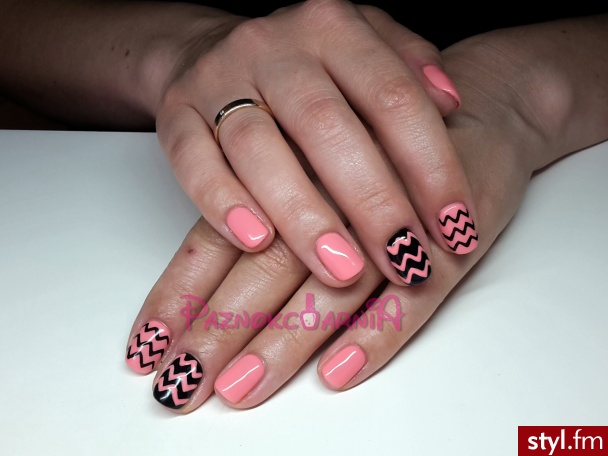 Manicure hybrydowy. Wzory malowane ręcznie - Kwadratowe Żelami Naturalne Paznokcie