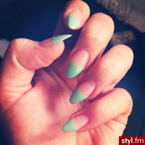 https://www.facebook.com/pages/Blondi-Nails/401325363307849 - Migdałki Paznokcie
