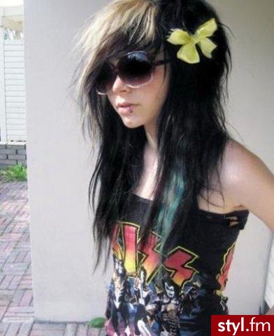 Emily Vallanueva - EMO Alternatywne Średnie Fryzury