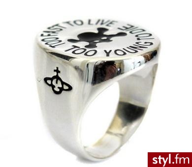 Sygnet Vivienne Westwood. Sygnet Vivienne Westwood. Cena: 104 euro, około 430 zł

Kupisz w wysyłającym do Polski sklepie internetowym Coggles. - Pozostałe Dodatki Moda