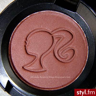MAC Eye Shadow  - Beautyburst (kolekcja Barbie Loves MAC, rudawy,ciemny brąz). - Makijaże
