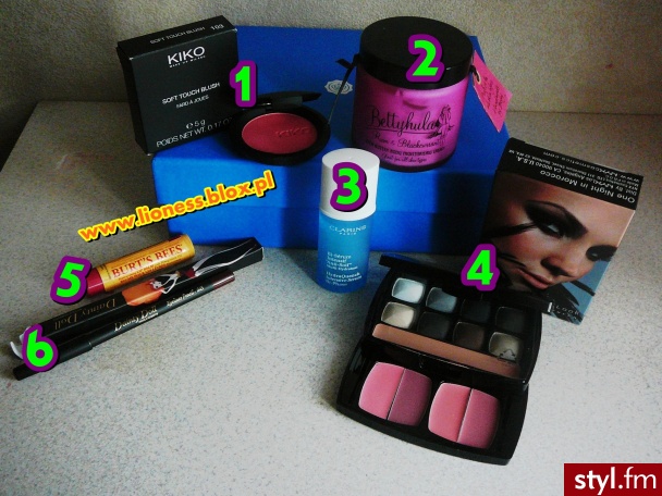 Niebieskie pudełko GlossyBox, więcej informacji o nim jak i o tych kosmetykach znajdziecie w FILMIKU: http://www.youtube.com/watch?v=CfbqKjjGU_U jak i w NOTCE NA BLOGU: http://lioness.blox.pl/2013/11/Niebieskie-Pudelko-GLOSSYBOX.html - Kosmetyki