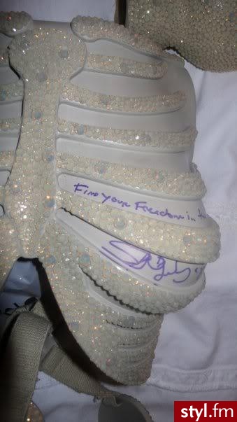 Lady Gaga i jej gorset  szkielet zaprojektowane przez Gary'ego Card przez Charity Buzz - Pozostałe Ciuchy Moda