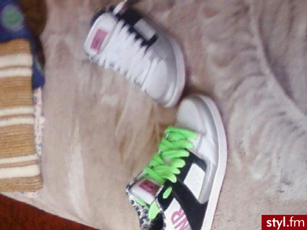 Moje buty :)
(sorry za niezbyt dobrą jakość zdjęć,ale da się zobaczyć x))
Kupione w CCC za 79.99 xD - Pozostałe Buty Moda