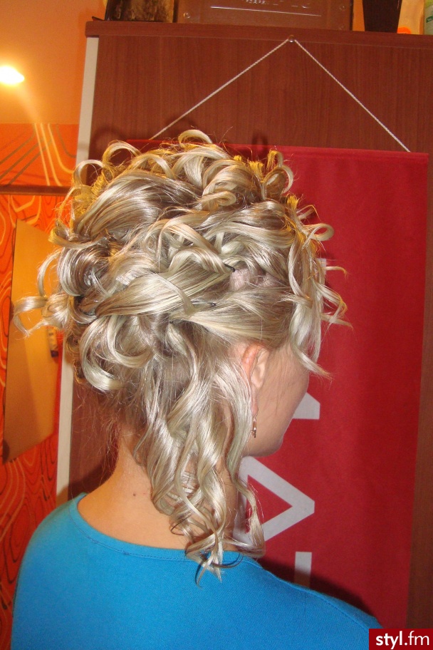Blond Upięcie Kręcone Ślubne Średnie Fryzury