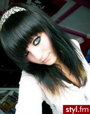 Czarne z grzywką ;]]. taka fryzura pasuje na lato . ;]] 
polecaam . !! - EMO Alternatywne Średnie Fryzury