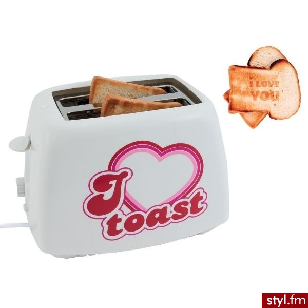 Oryginalny toster z sercem w kolorze białym. Wypieka na grzance napis I LOVE YOU, posiada 7 stopni opiekania, szufladkę na okruszki. Cena: 120 zł - Misz-masz